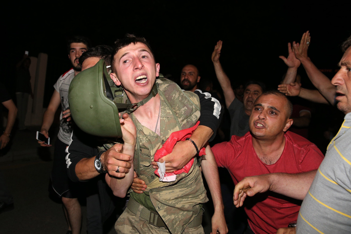 Türkische Männer kämpfen mit Soldaten um Militärputsch zu verhindern Türkische Männer kämpfen mit Soldaten um Militärputsch zu verhindern
