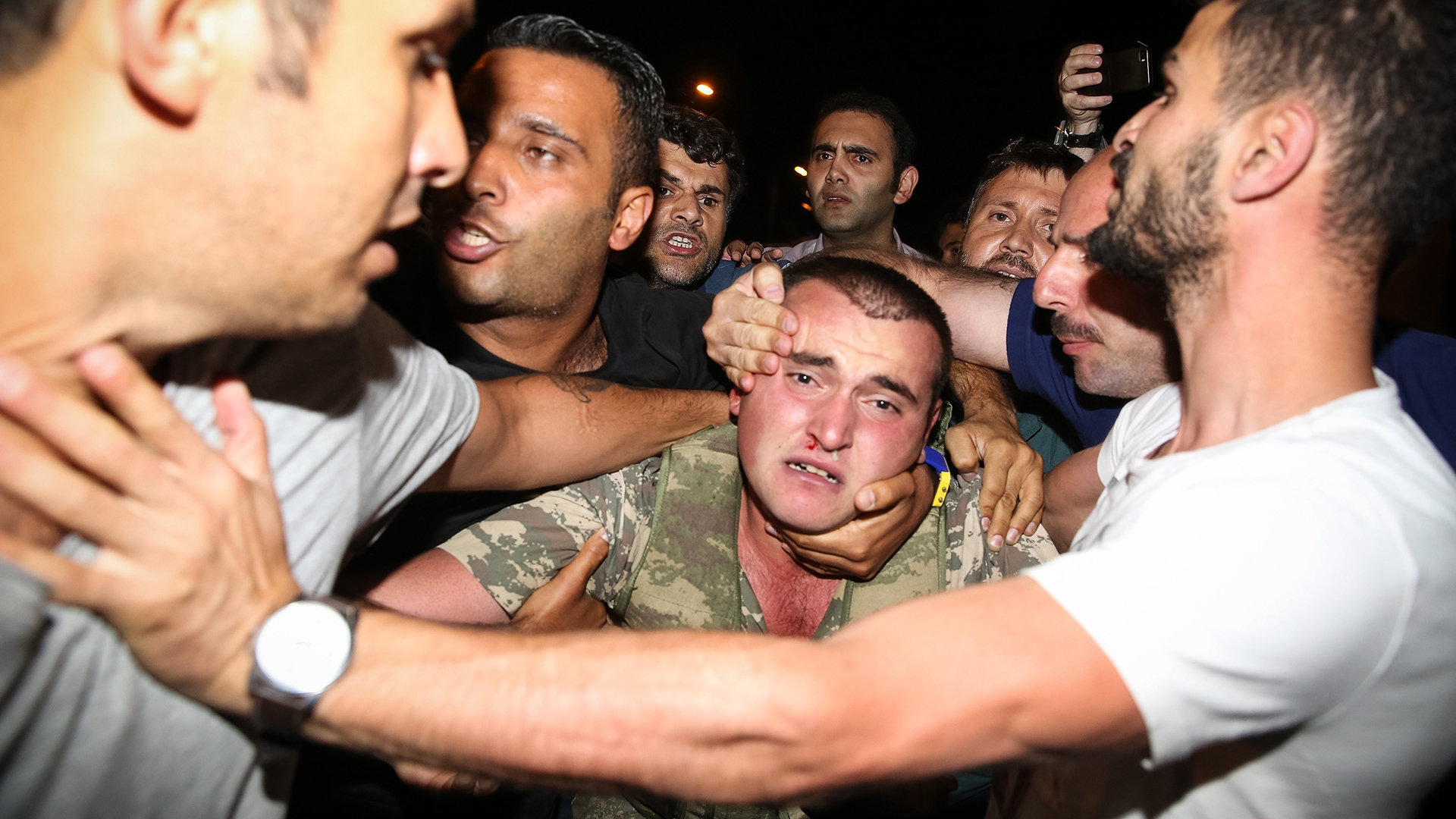 Türkische Männer kämpfen mit Soldaten um Militärputsch zu verhindern Türkische Männer kämpfen mit Soldaten um Militärputsch zu verhindern