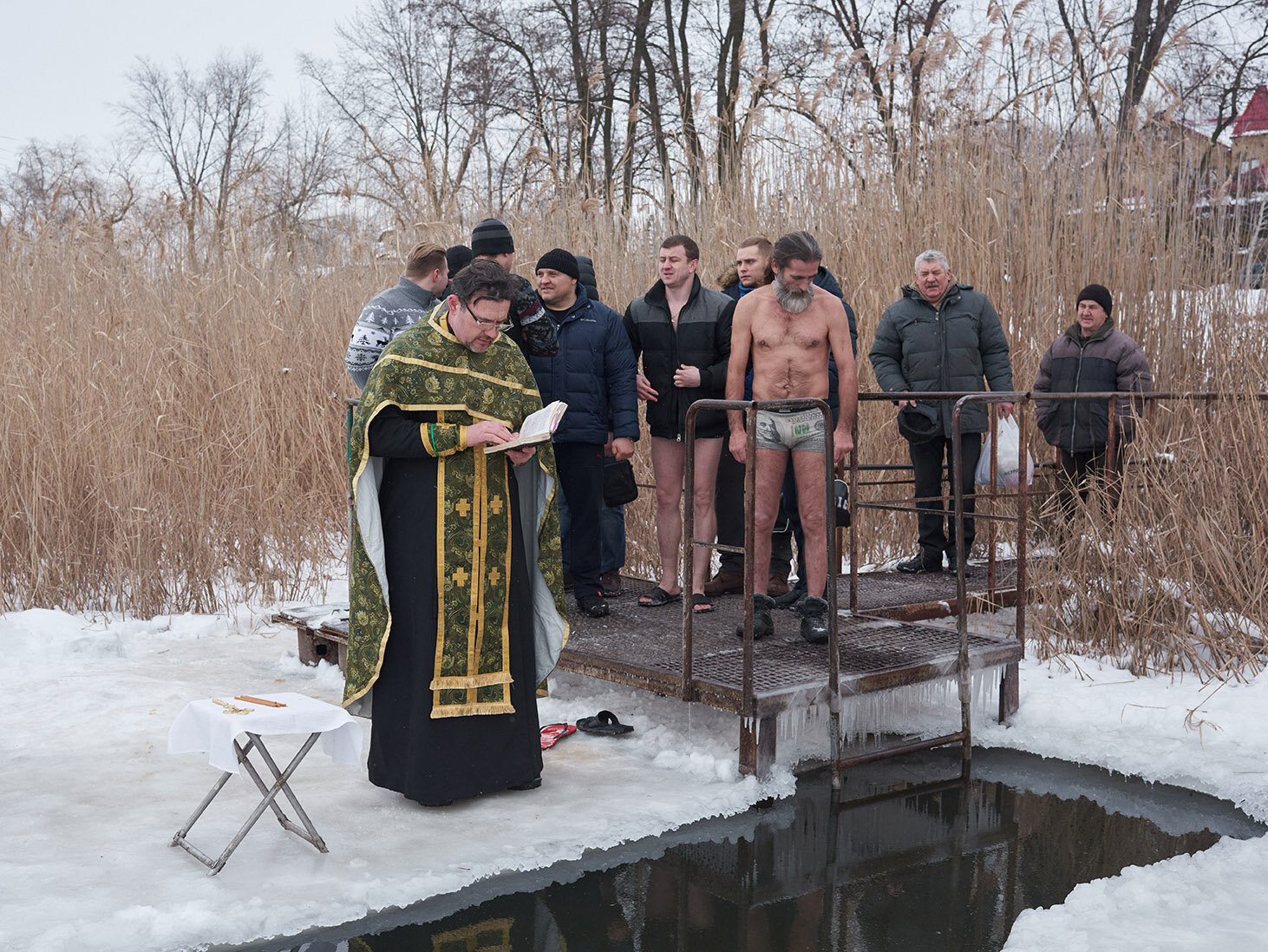 Ukrainische Soldaten nehmen an einem Ritual teil