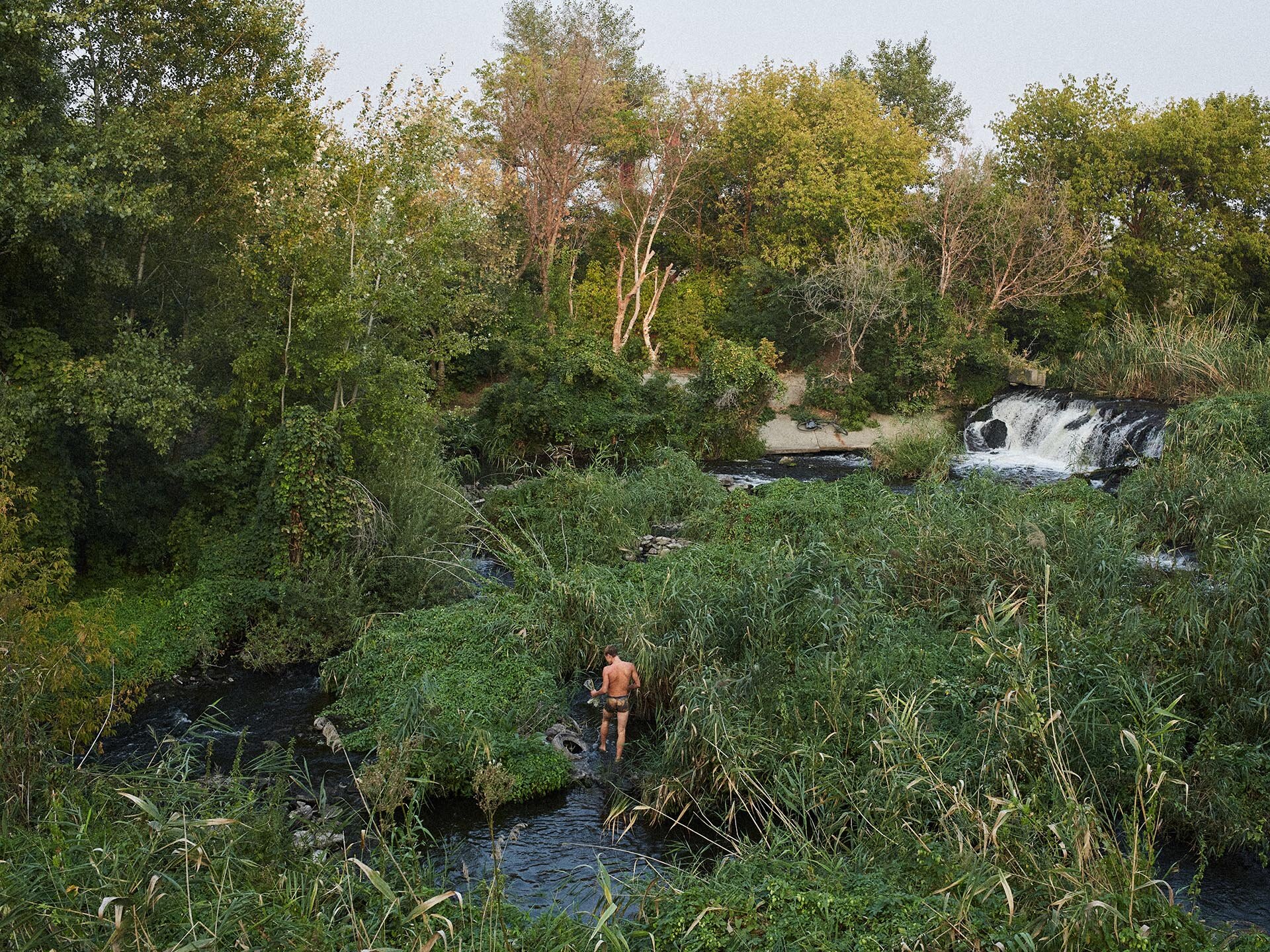 Ein Junge fischt im Fluss Krywyj Torez nach Flusskrebsen