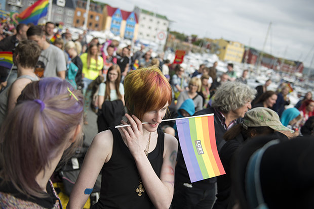 Junge Frauen auf den Färöer-Inseln protestieren für die Gleichberechtigung von Lesben und Schwulen (Foto: Shaul Schwarz/Getty Images)