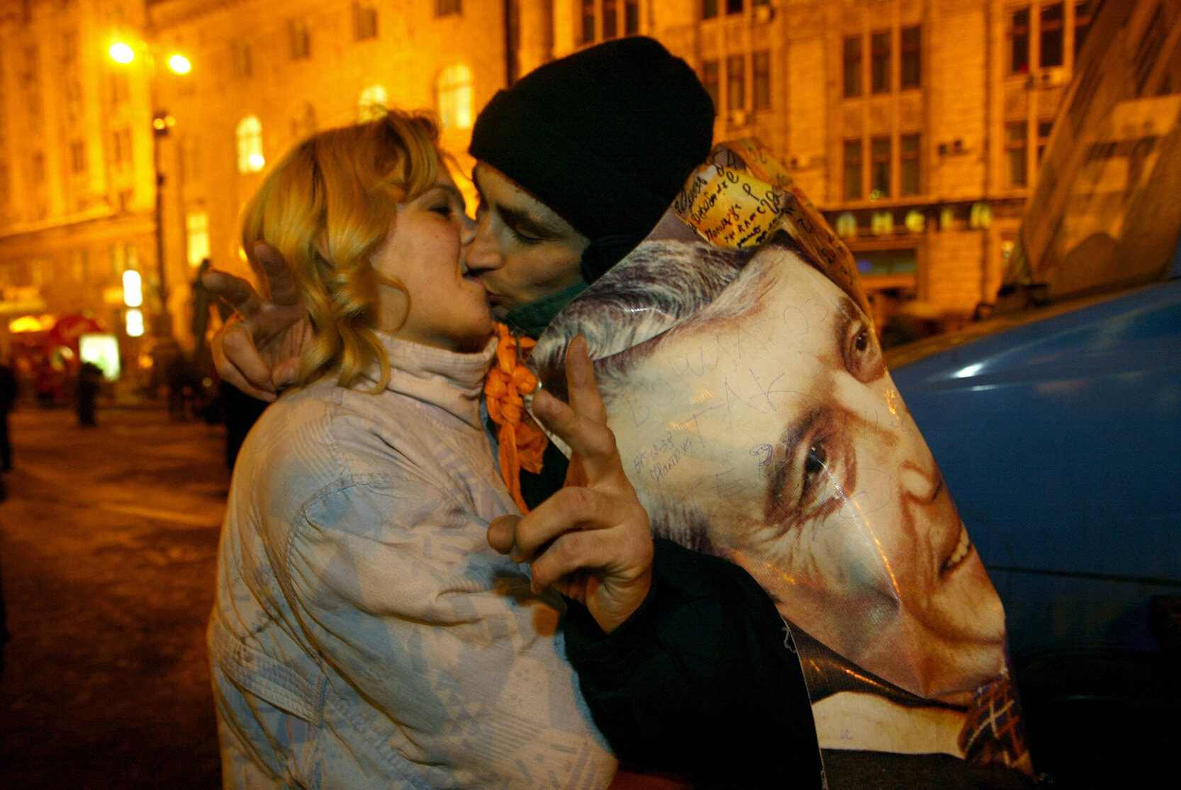 Knutschen gegen den Kreml: junge Demonstrierende bei der „Orangen Revolution“ 2004 (Foto: Sergei Supinsky/AFP via Getty Images)