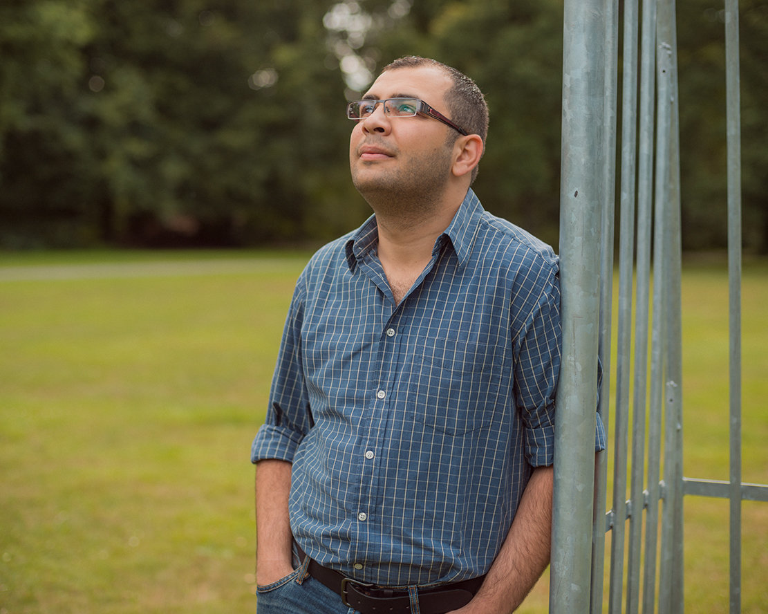 Aziz schaut in den Himmel (Christian Protte)