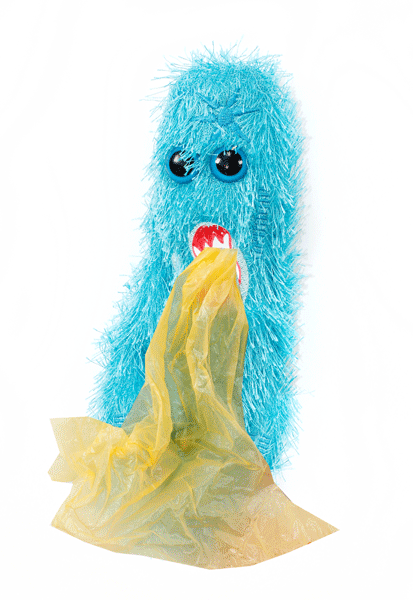 Plüschbakterie frisst Plastiktüte Plüschbakterie frisst Plastiktüte
