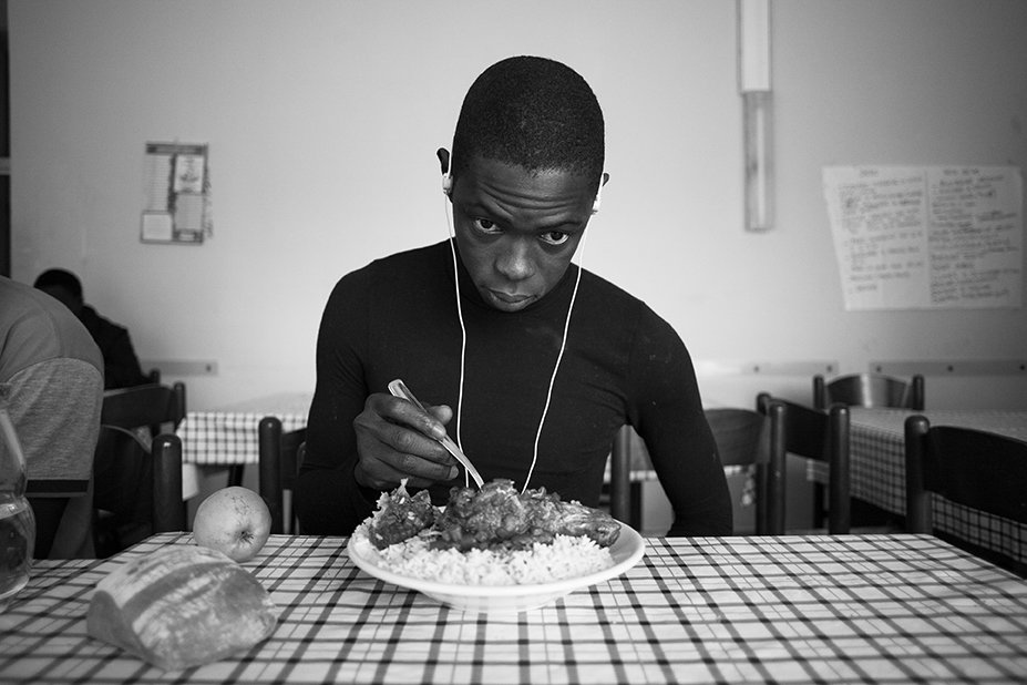 Mamadou aus dem Senegal isst im Hotel Colibri zu Mittag