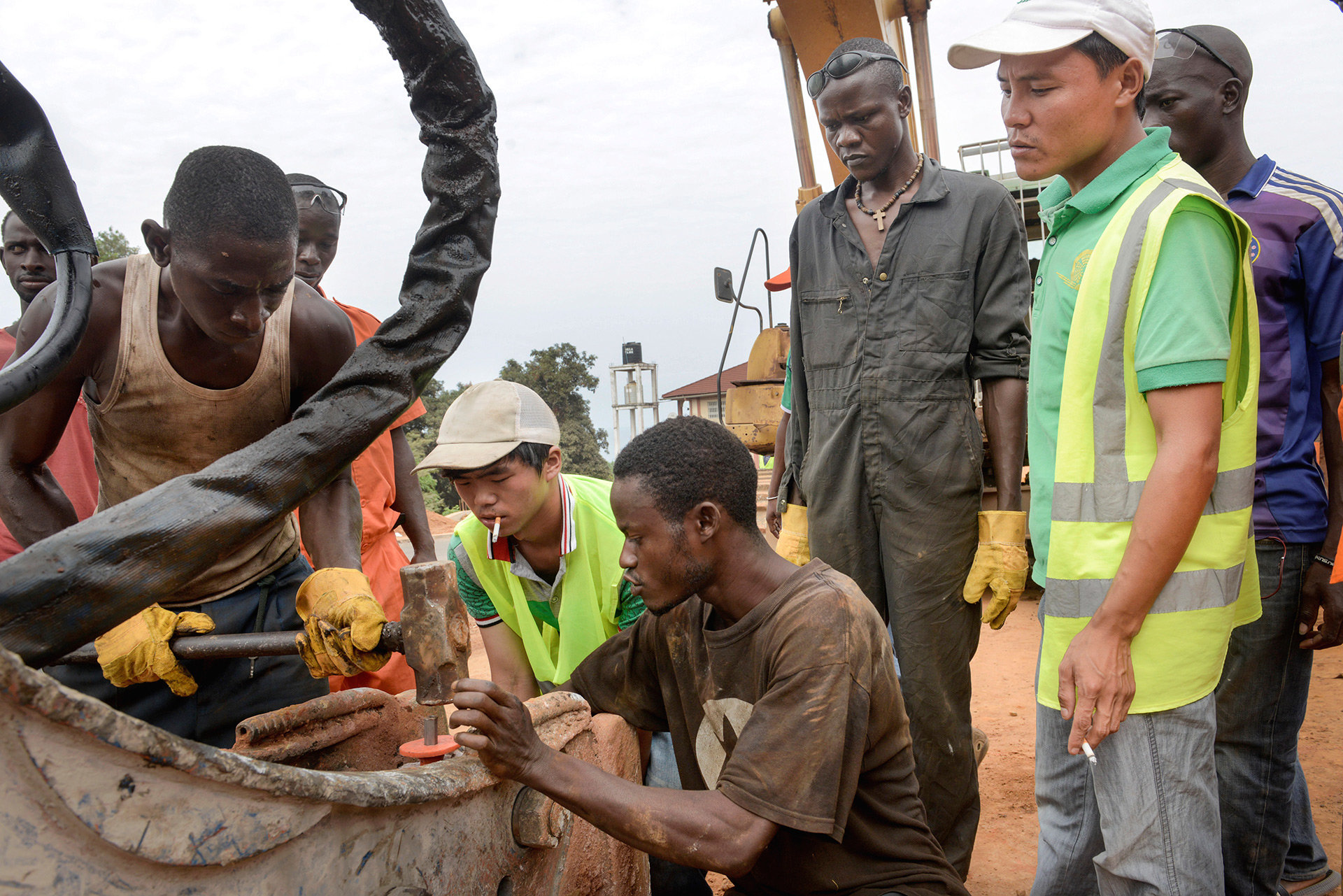 Chinesische Ingenieure auf einer Baustelle in Afrika