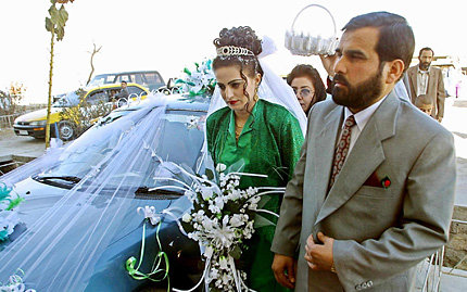 Afghanisches Brautpaar in Kabul. Die Hochzeit wurde, wie in Afghanistan üblich, von den Eltern des Paares arrangiert. | © picture-alliance / dpa (Foto: picture-alliance / dpa)