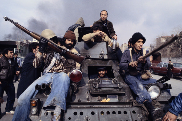 Februar 1979: Nach Khomeinis Rückkehr fahren seine Unterstützer auf einem Panzer durch Teheran Februar 1979: Nach Khomeinis Rückkehr fahren seine Unterstützer auf einem Panzer durch Teheran (Foto: corbis)