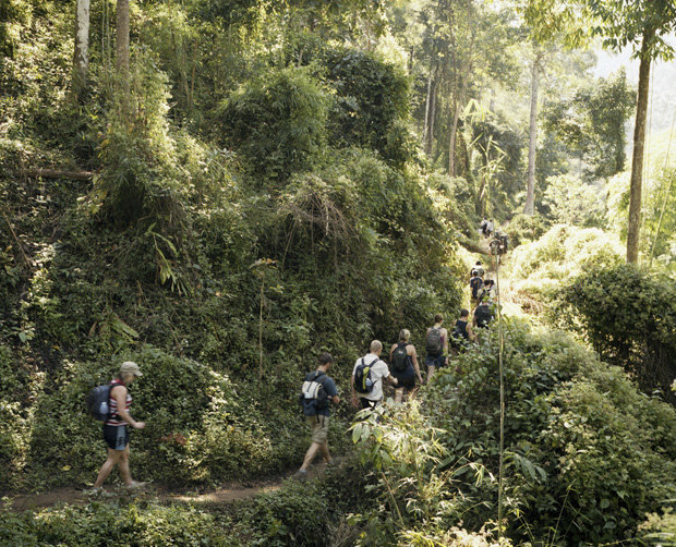 Thailand-Touristen, die den Urwald besuchten …