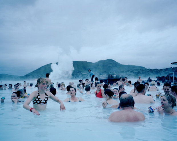 Mach mal Dampf: Hier kommen sich Isländer in einem heißen Naturpool näher (Foto: Agnieszka Rayss ANZENBERGER AGENCY)