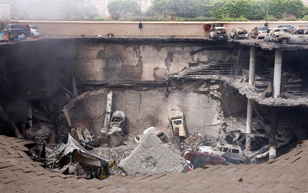Nach der Erstürmung der Mall durch kenianische Soldaten waren Teile des Gebäudes komplett zerstört. Nach der Erstürmung der Mall durch kenianische Soldaten waren Teile des Gebäudes komplett zerstört. (Foto: Tyler Hicks / The New York Times)