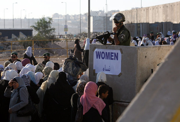 Schlange stehen in Qalandiya: Palästinenserinnen wollen zum Freitagsgebet nach Jerusalem einreisen (Foto: Pavel Wolberg / dpa )