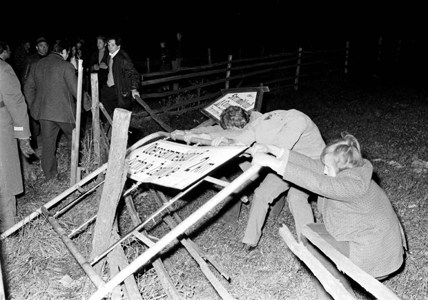 Oktober 1972: Mehrere hundert Kärntner beteiigen sich am Ortstafelsturm (Foto: picture-alliance/APA)