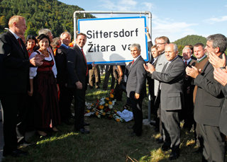 August 2011: Sogar der österreichische Kanzler kommt zur Montage der Ortstafel in Sittersdorf / Zitara vas (Foto: Gert Eggenberger)