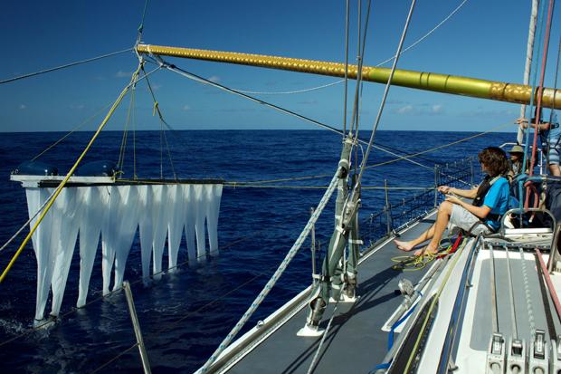 Mit Riesenfangarmen die Meere retten: Boyan Slat auf Reinigungsmission (foto: Caroline Scharff/laif)
