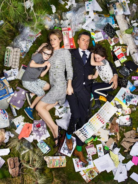 Eine ganz normale Familie und der Müll, den sie in einer Woche produziert Eine ganz normale Familie und der Müll, den sie in einer Woche produziert (Greg Segal)