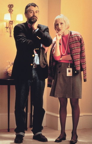 Er löst Probleme: Conrad Brean an der Seite von Präsidentberaterin Winifred Ames (Anne Heche) Er löst Probleme: Conrad Brean an der Seite von Präsidentberaterin Winifred Ames (Anne Heche) (Foto: Mary Evans Picture Library/picture-alliance)