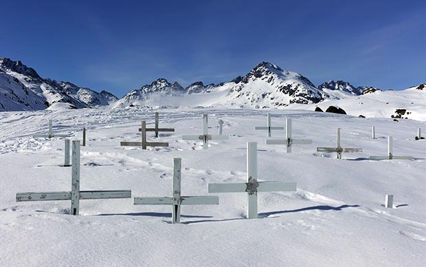 Denn: Das übliche eisige Schweigen von der eigenen Endlichkeit lindert die Angst vor dem Tod ganz bestimmt nicht (Foto: Sibylle Bergemann/Ostkreuz)