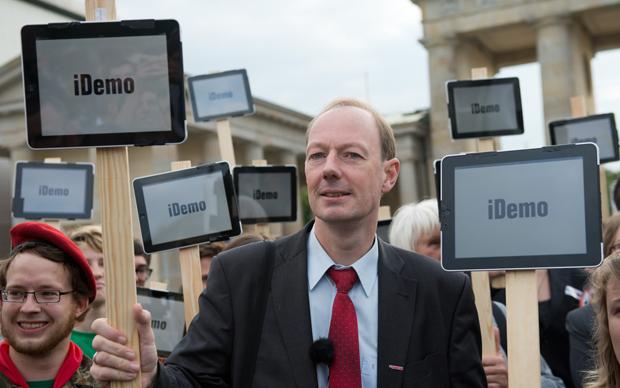 Jetzt verletzt er auch noch die religiösen Gefühle von Mac-Usern. Wie weit darf Satire gehen? Jetzt verletzt er auch noch die religiösen Gefühle von Mac-Usern. Wie weit darf Satire gehen? (Foto: dpa / picture alliance)