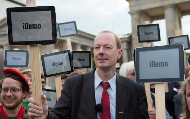 Jetzt verletzt er auch noch die religiösen Gefühle von Mac-Usern. Wie weit darf Satire gehen? (Foto: dpa / picture alliance)