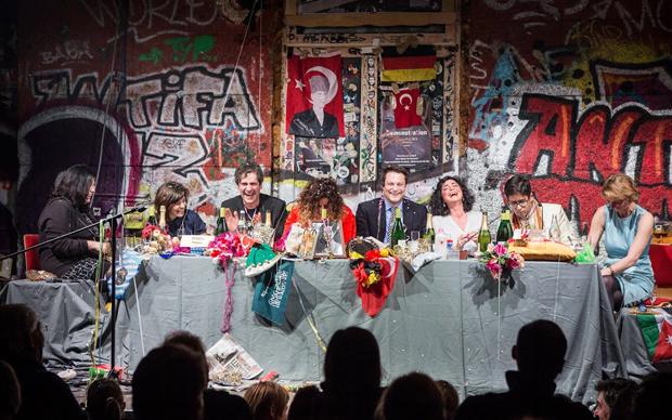 Hate Poetry – Die wahrscheinlich beste Antwort, die Journalisten je auf rassistische Hassbriefe von Lesern eingefallen ist Hate Poetry – Die wahrscheinlich beste Antwort, die Journalisten je auf rassistische Hassbriefe von Lesern eingefallen ist (Thies Rätzke)