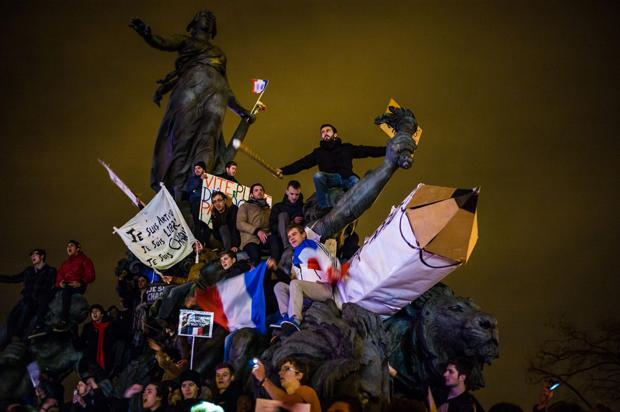 Straßenprotest, oder: Wie man Solidarität bekundet, in der Masse Angst verarbeitet und sich dabei immer auch ein bisschen selbst inszeniert Straßenprotest, oder: Wie man Solidarität bekundet, in der Masse Angst verarbeitet und sich dabei immer auch ein bisschen selbst inszeniert (Foto: Your Photo Today)