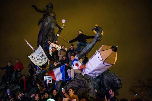 Straßenprotest, oder: Wie man Solidarität bekundet, in der Masse Angst verarbeitet und sich dabei immer auch ein bisschen selbst inszeniert (Foto: Your Photo Today)