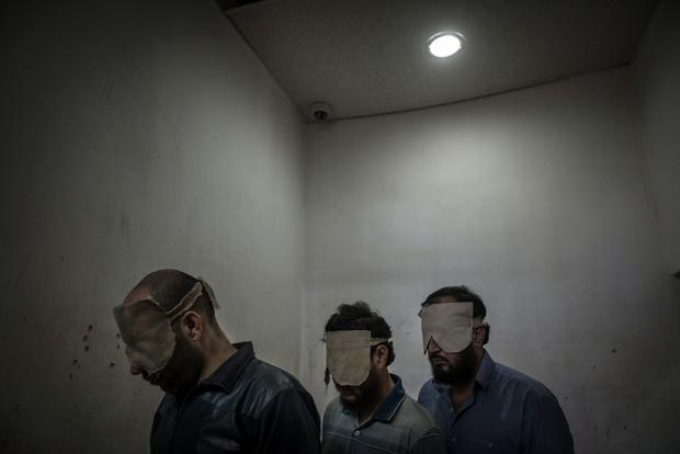 Verhaftete Oppositionelle 2013 in einem Gefängnis in Damaskus – Sie werden beschuldigt, Autobomben gebaut zu haben ( Foto: Sergey Ponomarev/Laif)