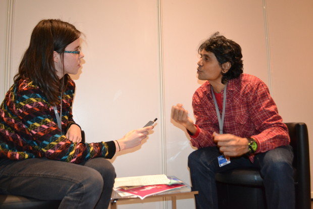 Nagest Kukunoor im Gespräch mit Louisa Zimmer, Teilnehmerin am Berlinale-Workshop von fluter.de