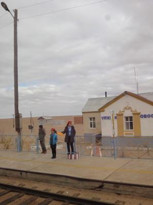 Die Wüste Gobi lebt: Zumindest hier auf diesem Bahnsteig war ein bisschen was los