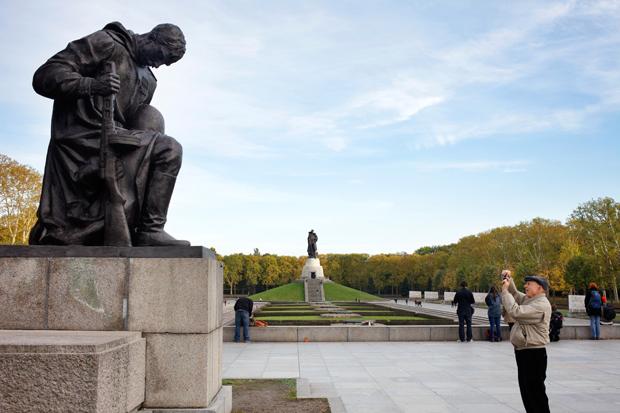 Das Ehrenmal in Berlin-Teptow – im Hintergrund der haushohe Bronzesoldat (Foto: Agentur Ostkreuz)