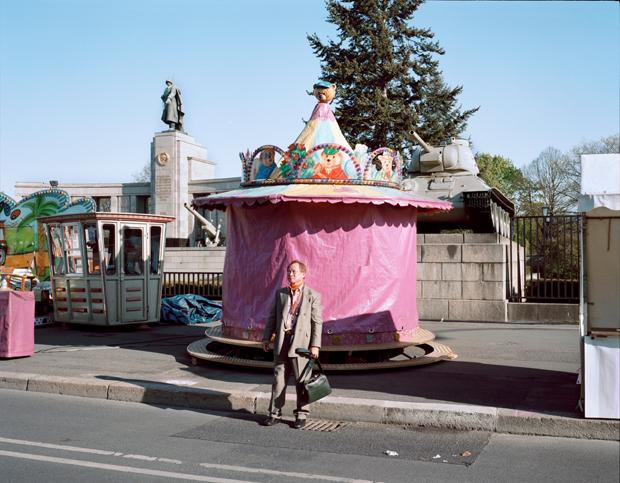 Der Tourist, das Karussell und der Panzer: Ehrenmal in Berlin-Tiergarten (Foto: Dorothea Deiss/Ostkreuz)