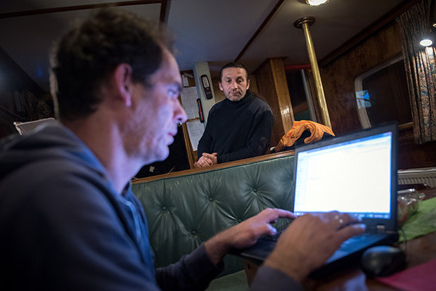 Unter Deck geht die Planung der Hilfsaktion weiter Unter Deck geht die Planung der Hilfsaktion weiter (Foto: Ruben Neugebauer)
