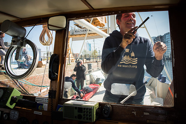 Die Sea-Watch wird klar gemacht zum Ablegen Die Sea-Watch wird klar gemacht zum Ablegen (Foto: Ruben Neugebauer)