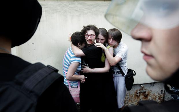 Blutiger Überfall: In St. Petersburg wird im Sommer 2013 eine Gay-Pride-Demonstration von Homo-Gegnern attackiert (Foto: Mads Nissen/laif)