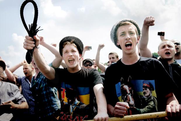 Peitsche schwingen gegen Schwule und Lesben: Homo-Gegner 2013 in St. Petersburg (Foto: Mads Nissen/laif)