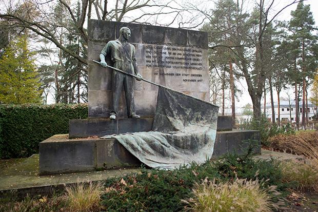 Geld und Gedenken: Um den Garnisonfriedhof gibt es Streit, weil auf dem Nordflügel Gräber eingeebnet werden sollen (Foto: Arno Burgi/picture-alliance)