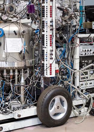 Fährt in der physikalischen Grundlagenforschung einen ganz heißen Reifen: Das Helmholtz-Zentrum für Materialien und Energie in Berlin Fährt in der physikalischen Grundlagenforschung einen ganz heißen Reifen: Das Helmholtz-Zentrum für Materialien und Energie in Berlin (Kevin Fuchs)