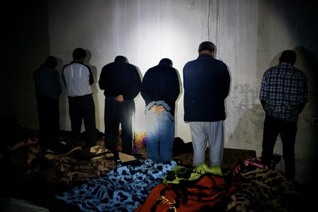 Häftlinge, die im Keller des Gerichtsgebäudes festgehalten werden (Foto: Patrick Tombola/laif)