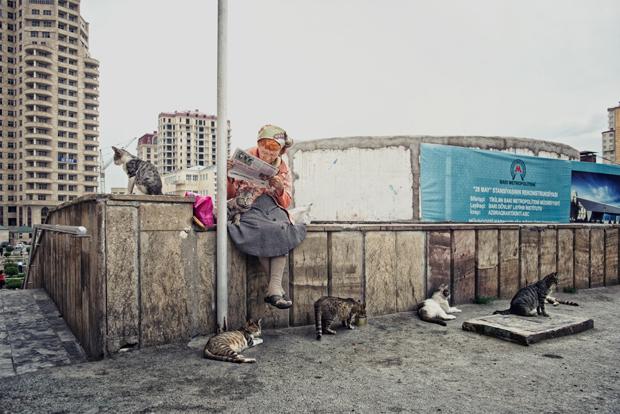 Aserbaidschan braucht dringend frischen Journalismus. In den Blättern, die es durch die Zensur des Alijew-Regimes schaffen, ist er nicht zu erwarten (Foto: Rene Zieger / Ostkreuz)