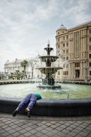 Geschöhnte Wahrheiten: Nicht leicht, den Dingen hier in Baku auf den Grund zu gehen (Foto: Rene Zieger / Ostkreuz)