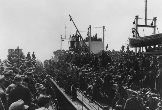 Wie hier 1945 im damaligen Pillau drängten sich in den Häfen an der Ostsee die Flüchtenden auf den Schiffen. Manche dieser Schiffe wurden auf ihrer Fahrt unter anderem von sowjetischen U-Booten versenkt