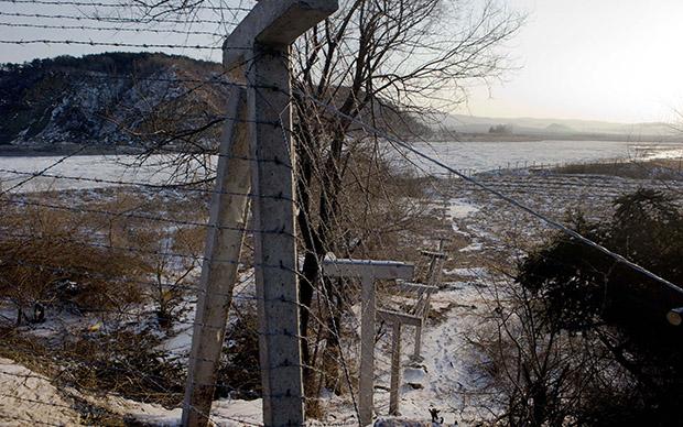 Eine Grenze, doch für Lucia Jang keine unüberwindbare: Der Tumin-Fluss von China aus betrachtet (Foto: Stephen Foot)