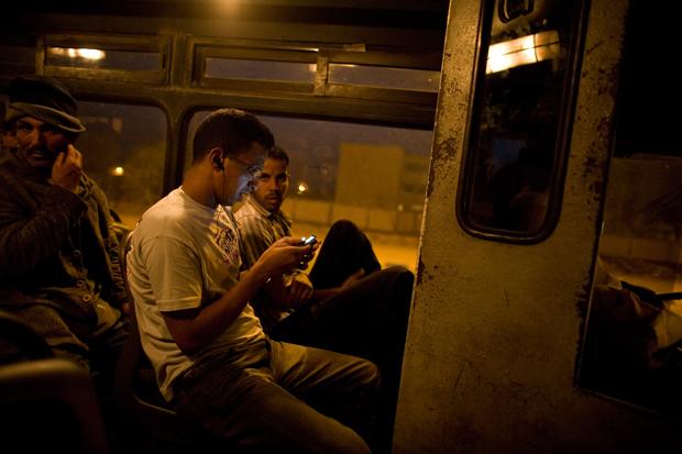 Bevor es in Nordafrika losgeht, noch ein Blick aufs Telefon (Foto: Joël van Houdt, Serie „Entering Europe“)