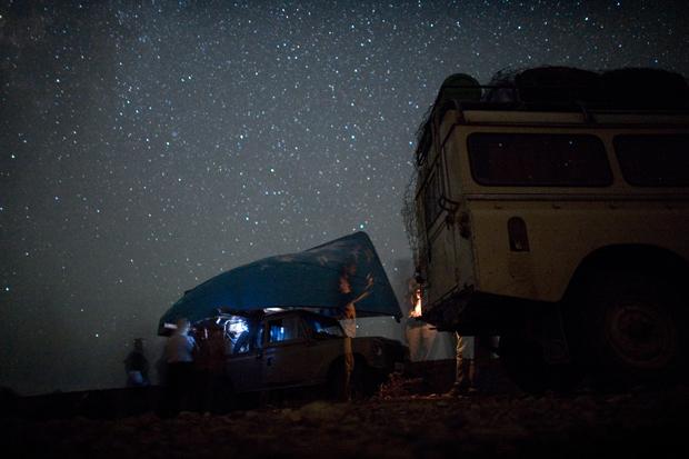 Das Boot wird auf einen Geländewagen geladen und zum Strand gebracht Das Boot wird auf einen Geländewagen geladen und zum Strand gebracht (Foto: Joël van Houdt, Serie „Entering Europe“)