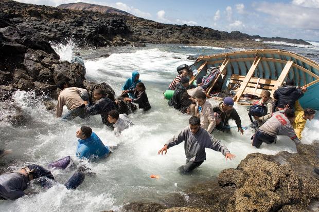 Ankunft der Flüchtlinge in Europa (Foto: Joël van Houdt, Serie „Entering Europe“)