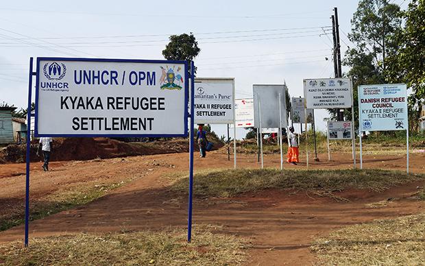 Schilderwald der Hilfsorganisationen: Die Einfahrt zu dem Flüchtlingslager in Uganda. Foto: © Ulrike Krause, all rights reserved (Foto: Ulrike Krause, all rights reserved)