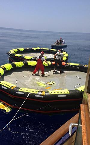 Trifft die MS Sea Watch auf ein sinkendes Flüchtlingsschiff, hat sie Rettungsinseln an Bord