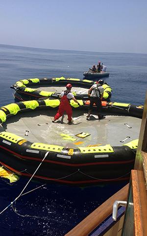 Trifft die MS Sea Watch auf ein sinkendes Flüchtlingsschiff, hat sie Rettungsinseln an Bord Trifft die MS Sea Watch auf ein sinkendes Flüchtlingsschiff, hat sie Rettungsinseln an Bord
