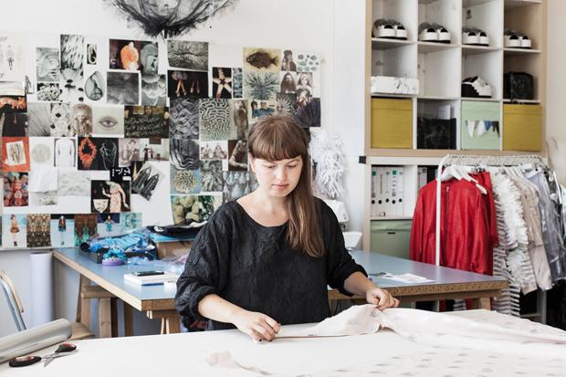 Sommerurlaub im Atelier: Inna Stein vom Berliner Label Steinrohner bereitet die Modenschauen in der Schweiz und Paris (Foto: Jonas Feige )